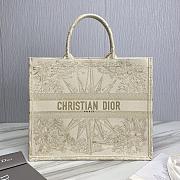 LARGE DIOR BOOK TOTE White Multicolor Rêve d'Infini Embroidery (42 x 35 x 18.5 cm) - 1