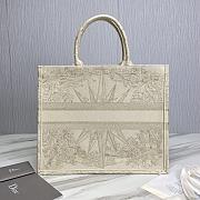 LARGE DIOR BOOK TOTE White Multicolor Rêve d'Infini Embroidery (42 x 35 x 18.5 cm) - 4