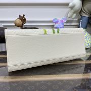 LV x YK OnTheGo MM White Size 35 x 27 x 14 cm - 3