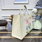 LV x YK OnTheGo MM White Size 35 x 27 x 14 cm - 4