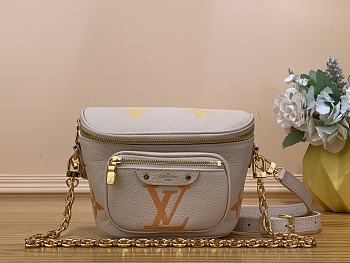 	 Louis Vuitton Mini Pumbag White Size 17×12×9.5cm