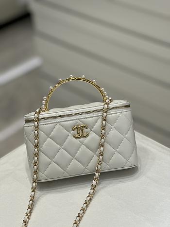 	 Chanel With Chain White Mini Size 17x4x10.5cm