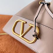 	 Valentino Garavani Mini Bucket Bag With Vlogo Signature Chain Beige 20x17x8cm - 6