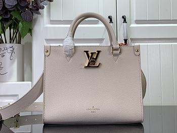 	 Louis Vuitton Lock&Go White Size 24.5 x 19.0 x 10.5