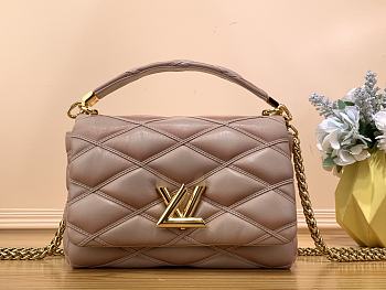 	 Colestore Louis Vuitton Go 14 Twist Beige 23 x 16 x 10cm