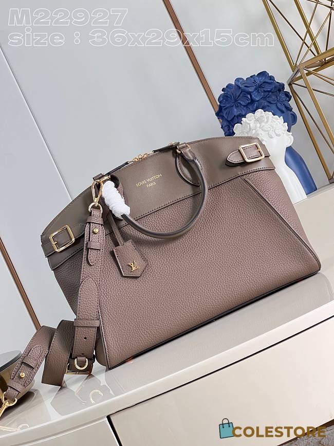 	 Colestore Louis Vuitton Lock It MM M22927 Beige Size 36 x 29 x 15 - 1