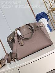 	 Colestore Louis Vuitton Lock It MM M22927 Beige Size 36 x 29 x 15 - 1