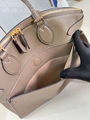	 Colestore Louis Vuitton Lock It MM M22927 Beige Size 36 x 29 x 15 - 2