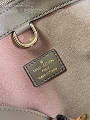 	 Colestore Louis Vuitton Lock It MM M22927 Beige Size 36 x 29 x 15 - 3