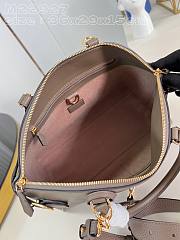 	 Colestore Louis Vuitton Lock It MM M22927 Beige Size 36 x 29 x 15 - 5