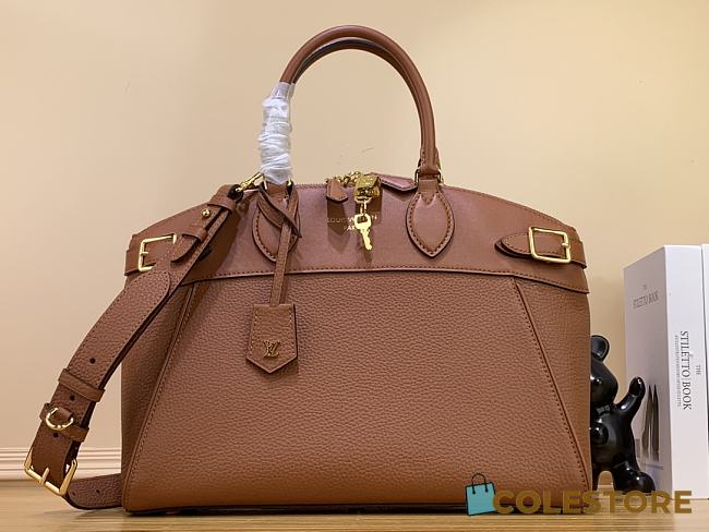	 Colestore Louis Vuitton Lock It MM M22925 Size 36 x 29 x 15 - 1