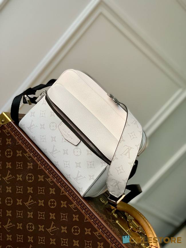 Colestore Louis Vuitton Outdoor Messenger M30873 Size 26 x 20 x 10.5 cm - 1