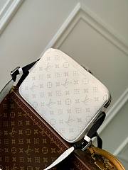 Colestore Louis Vuitton Outdoor Messenger M30873 Size 26 x 20 x 10.5 cm - 3