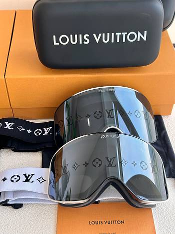 Colestore Louis Vuitton Snow Mask Z1744W 