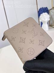 	 Colestore Louis Vuitton Zippy Wallet Mahina M82755 Brown 11x10x2cm - 2