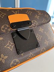 Colestore Louis Vuitton M46688 S Lock Messenger Bag Black 22 x 18 x 8 cm - 2
