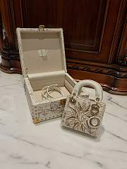 Colestore Lady Dior White Size 12 x 10.2 x 5 cm - 5