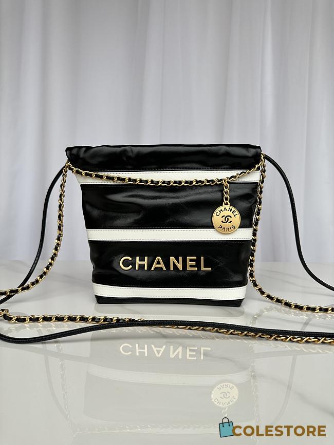 	 Colestore Chanel 22 Small Bag Calfskin Black And White 20 × 19 × 6 cm - 1