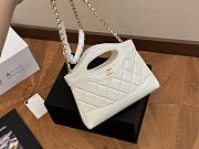 Chanel Shopping Bag White Shiny Lambskin & Gold-Tone Metal 20 x 14 cm - 1