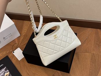 Chanel Shopping Bag White Shiny Lambskin & Gold-Tone Metal 20 x 14 cm