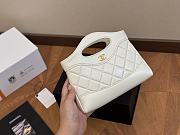Chanel Shopping Bag White Shiny Lambskin & Gold-Tone Metal 20 x 14 cm - 6