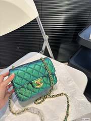 Chanel Iridescent Green Caviar Classic Flap Light Gold Hardware 20 x 12 cm - 1