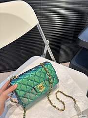 Chanel Iridescent Green Caviar Classic Flap Light Gold Hardware 20 x 12 cm - 2