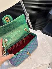 Chanel Iridescent Green Caviar Classic Flap Light Gold Hardware 17 x 13 cm - 6