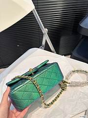 Chanel Iridescent Green Caviar Classic Flap Light Gold Hardware 17 x 13 cm - 4