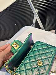 Chanel Iridescent Green Caviar Classic Flap Light Gold Hardware 17 x 13 cm - 3