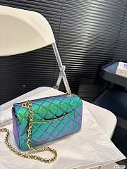 Chanel Iridescent Green Caviar Classic Flap Light Gold Hardware 17 x 13 cm - 2