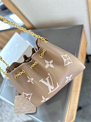 Louis Vuitton Bundle Brown White 20 x 18 cm - 1