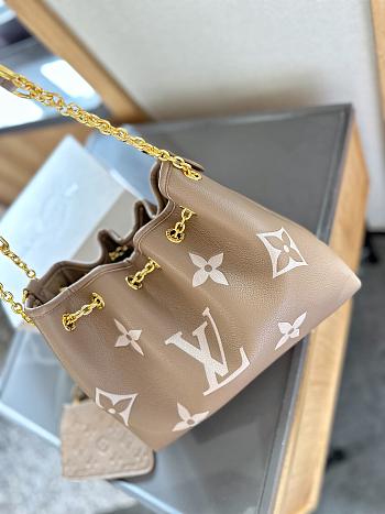 Louis Vuitton Bundle Brown White 20 x 18 cm