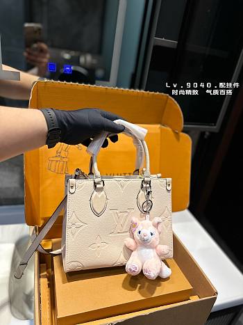 Louis Vuitton OnTheGo Beige 25 x 20 cm