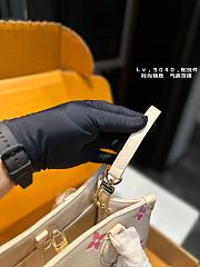 Louis Vuitton OnTheGo Beige And Pink 25 x 20 cm - 2