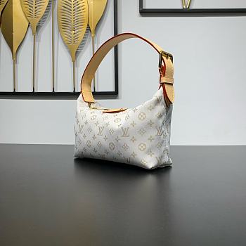 Louis Vuitton Hills Pochette Monogram Mini 18.5 x 11. 6.5 cm