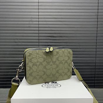 Coach Charter Green 13 x 20 cm