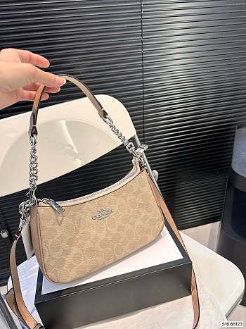 Coach Hand Bag 24 x 13 cm