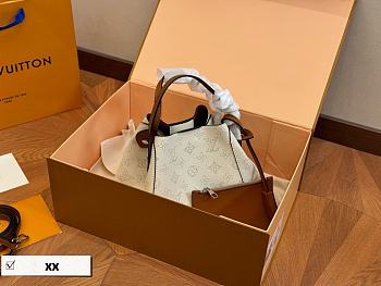 Louis Vuitton Vintage Handbag White 23 x 20 cm