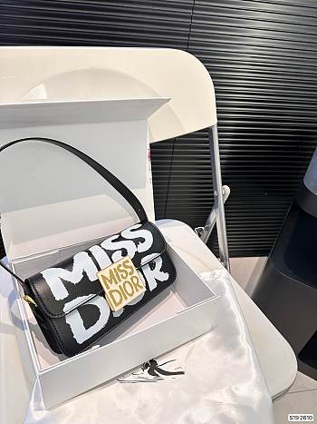 Dior Miss Dior White Graffiti Black 22 x 11.5 cm