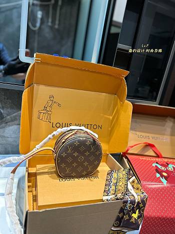 Louis Vuitton Bag 17 x 16 cm
