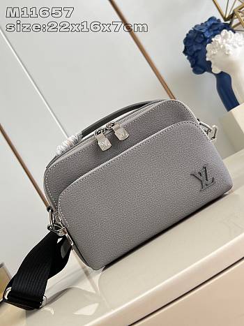 Louis Vuitton Avenue Grey22 x 16 x 7 cm