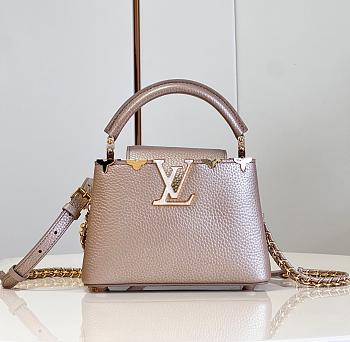 Louis Vuitton Capucines Taurillon Shiny 21 x 14 x 8 cm
