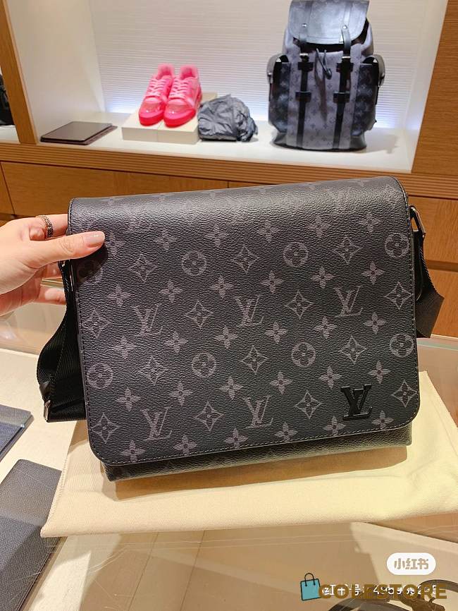 Louis Vuitton District PM 26 x 23 x 7 cm - 1
