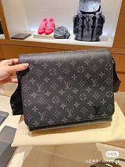 Louis Vuitton District PM 26 x 23 x 7 cm - 1