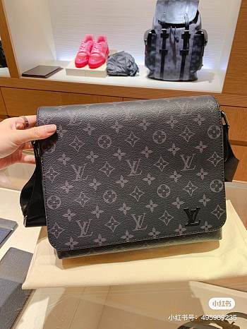Louis Vuitton District PM 26 x 23 x 7 cm