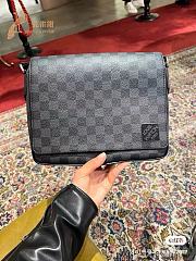 Louis Vuitton District PM 26 x 23 x 7 cm - 6