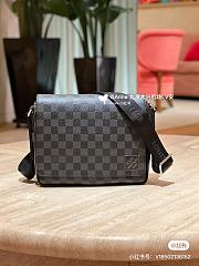 Louis Vuitton District PM 26 x 23 x 7 cm - 2