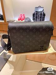 Louis Vuitton District PM 26 x 23 x 7 cm - 4