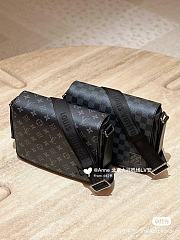 Louis Vuitton District PM 26 x 23 x 7 cm - 3